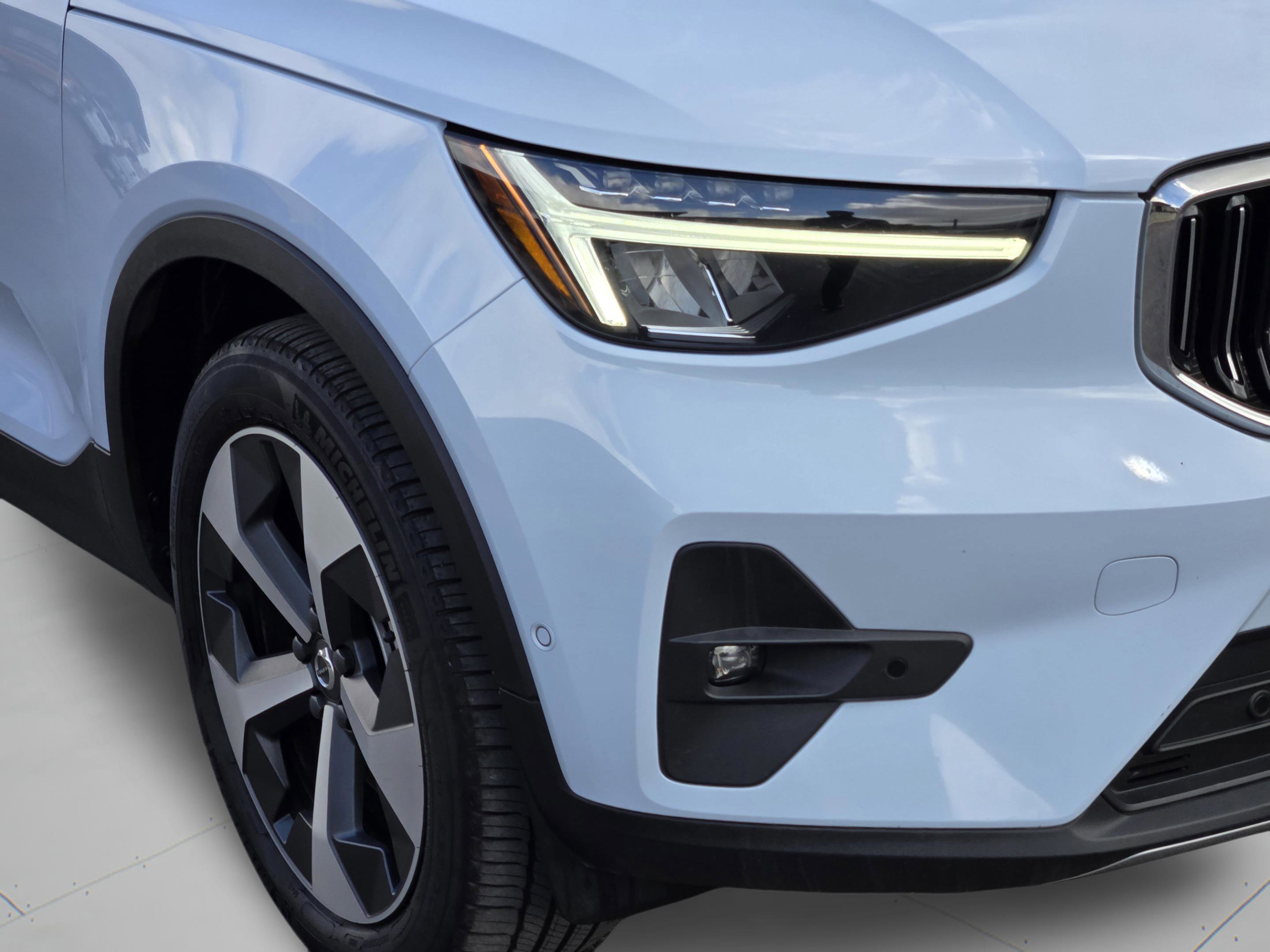 Used 2025 Volvo XC40 B5 Plus image 36