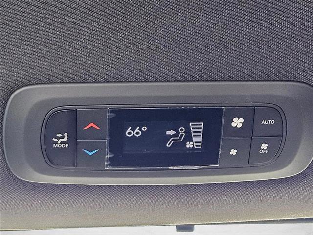 Used 2025 Chrysler Pacifica Select FWD image 16