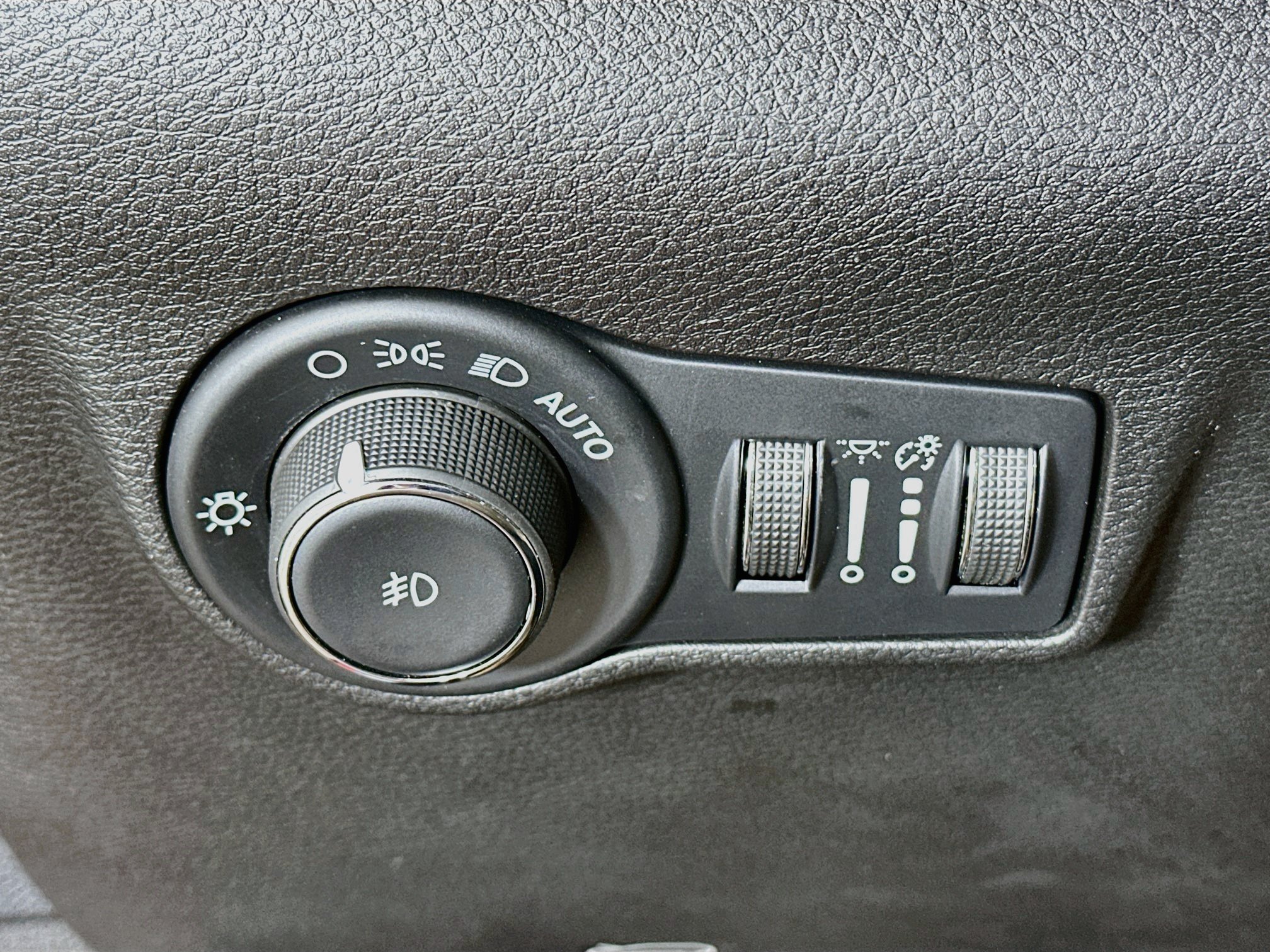 Used 2025 Jeep Compass Trailhawk AWD/4WD image 17