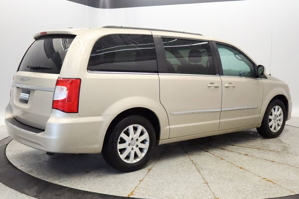 Used 2014 Chrysler Town & Country Touring FWD image 5