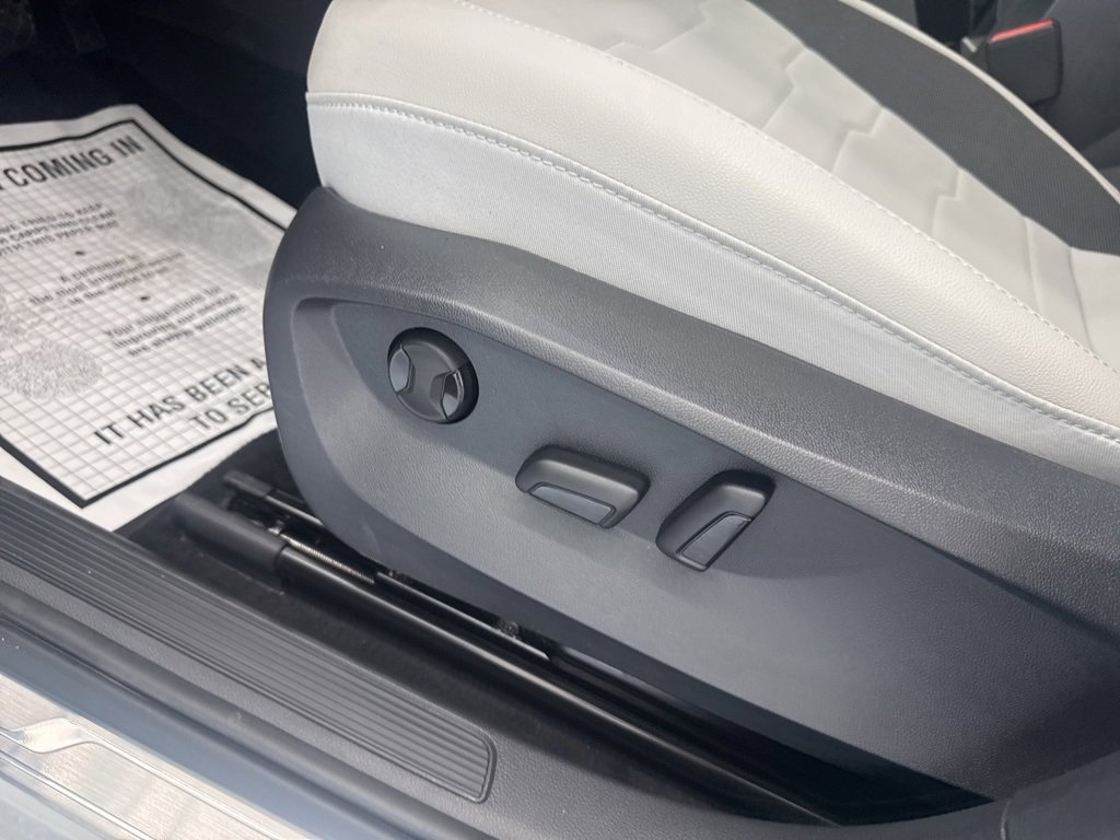 Certified 2025 Volkswagen Taos SE image 11