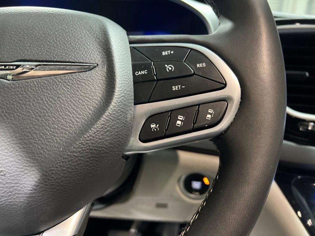 Used 2023 Chrysler Pacifica Touring-L FWD image 23