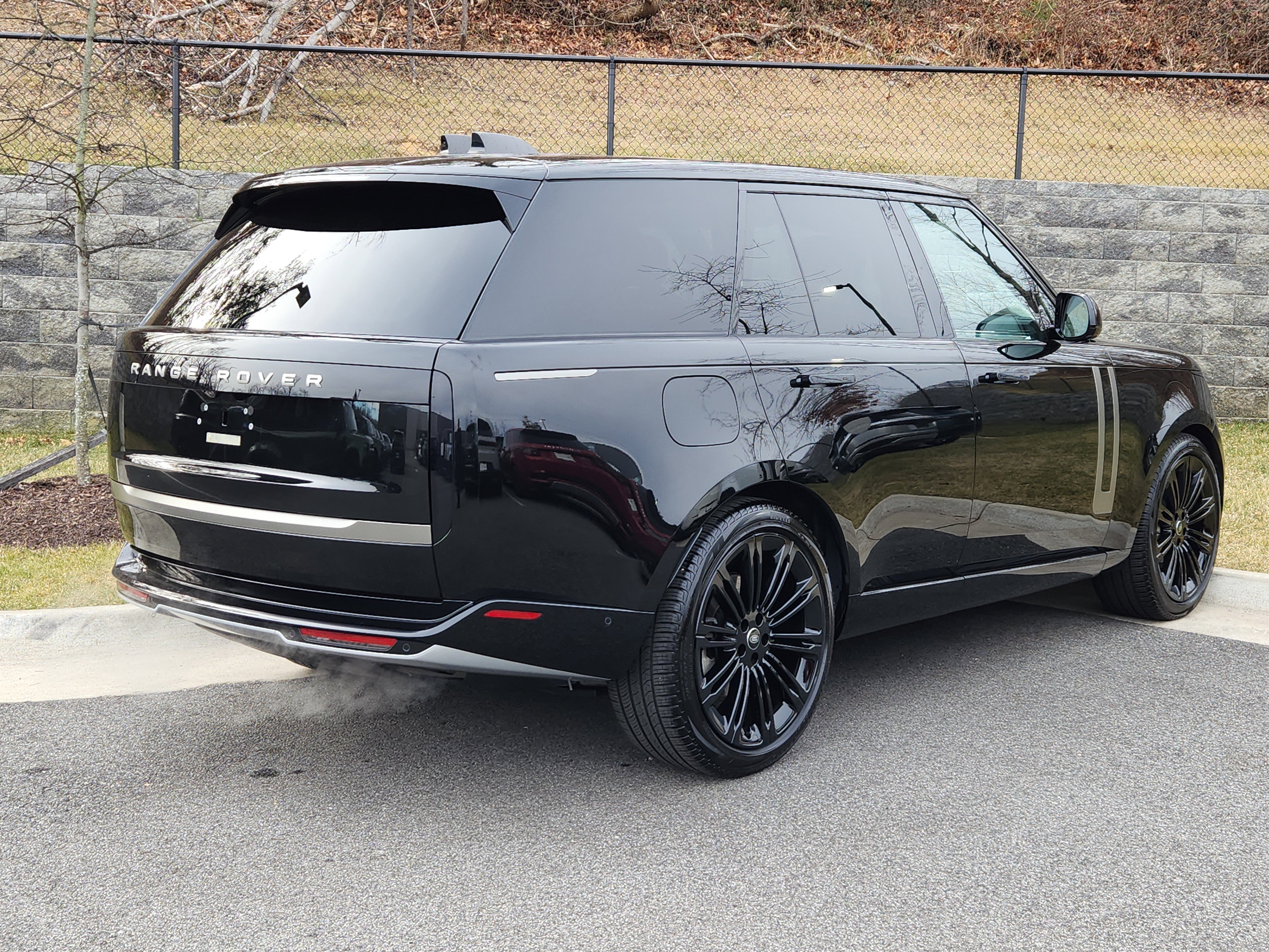 Used 2024 Land Rover Range Rover SE image 2