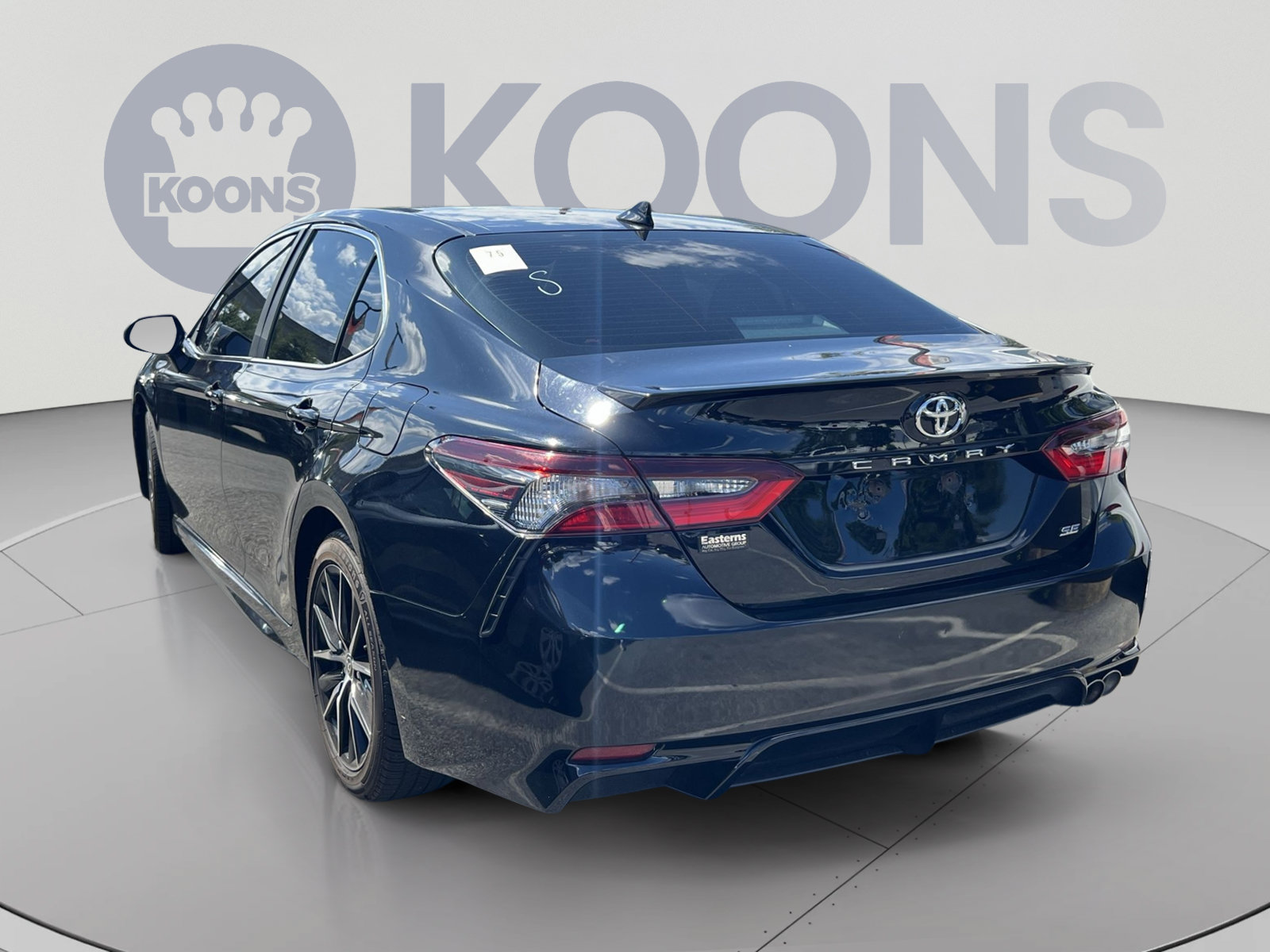 Used 2022 Toyota Camry SE FWD image 2