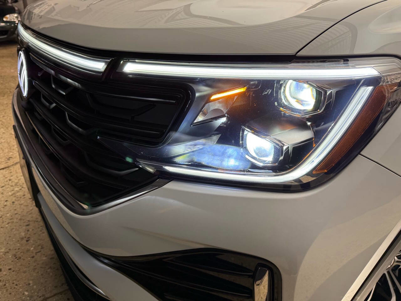 Used 2024 Volkswagen Atlas SEL Premium R-Line image 32