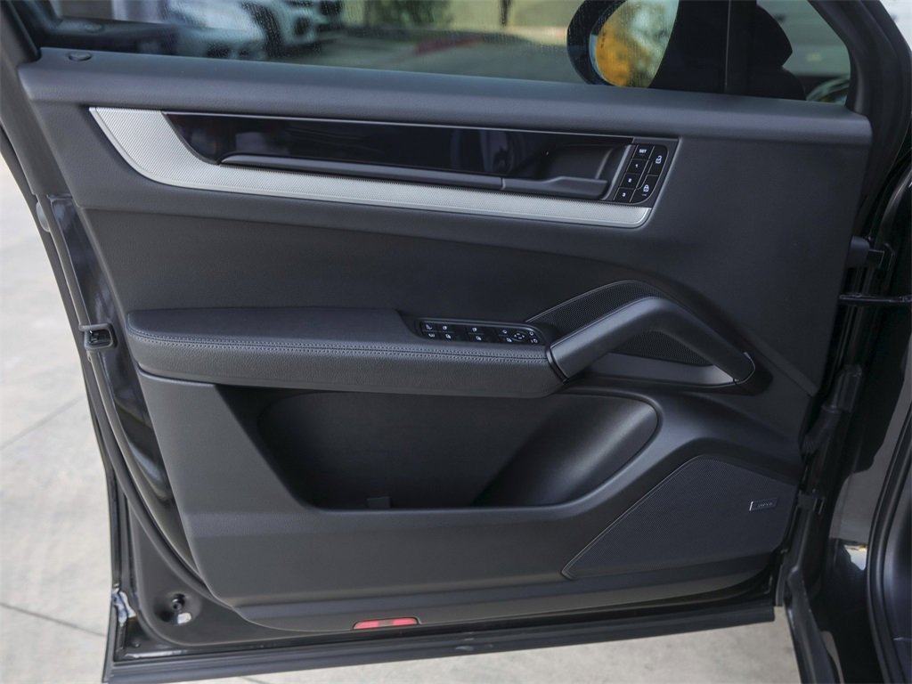 Certified 2025 Porsche Cayenne E-Hybrid Coupe image 31