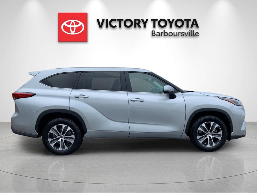 Used 2023 Toyota Highlander XLE FWD image 6