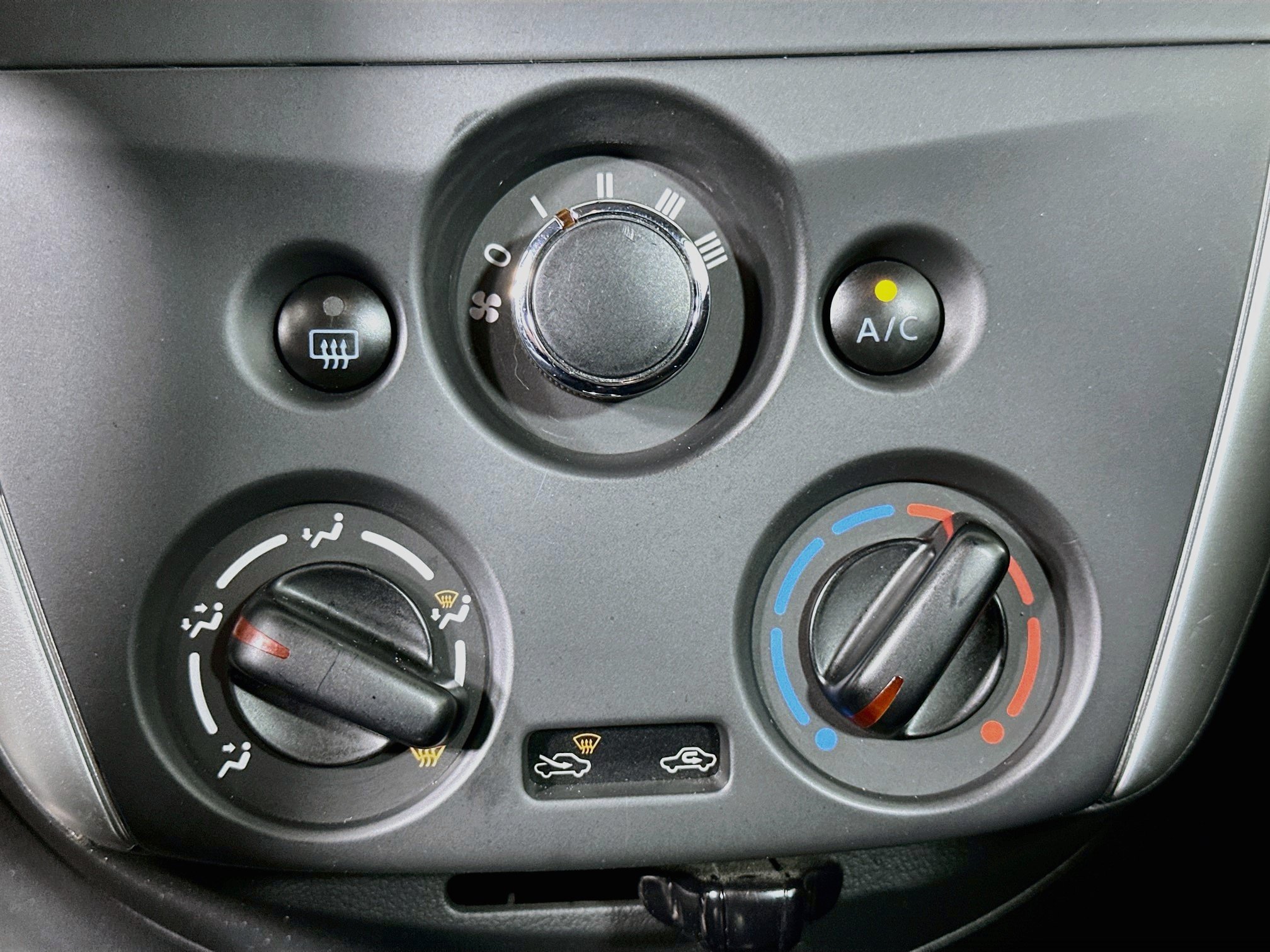 Used 2018 Nissan Versa SV FWD image 23