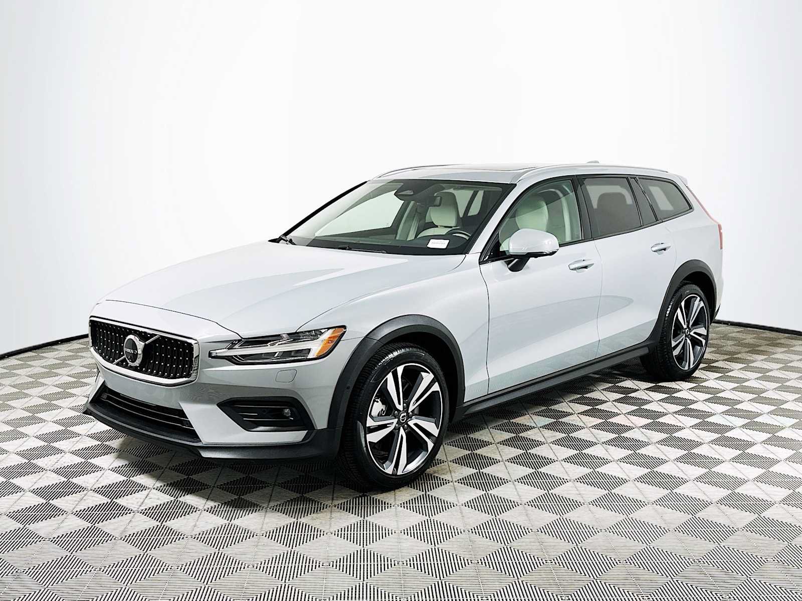 Used 2026 Volvo V60 B5 Cross Country Plus w/ Climate Package AWD/4WD image 3