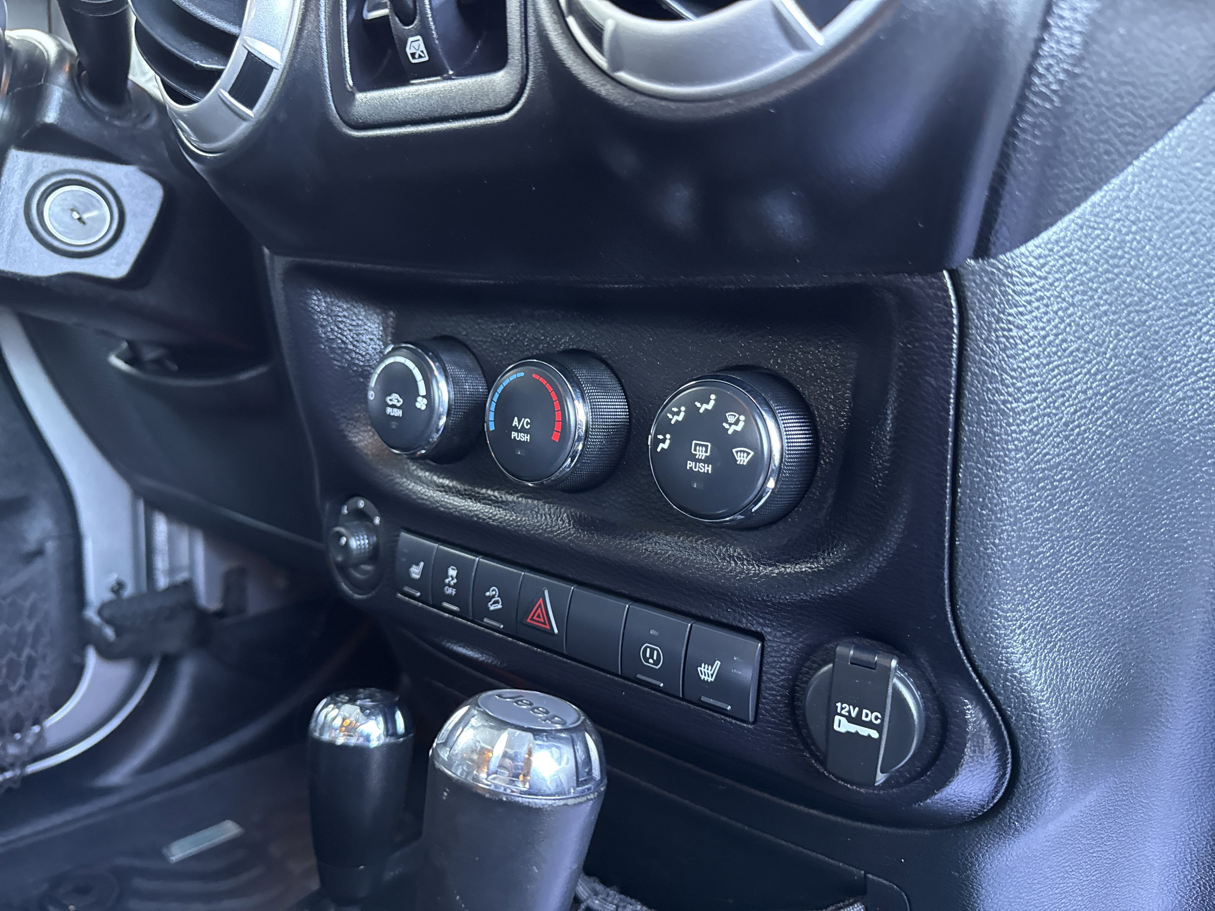 Used 2015 Jeep Wrangler Unlimited Rubicon w/ Connectivity Group image 44