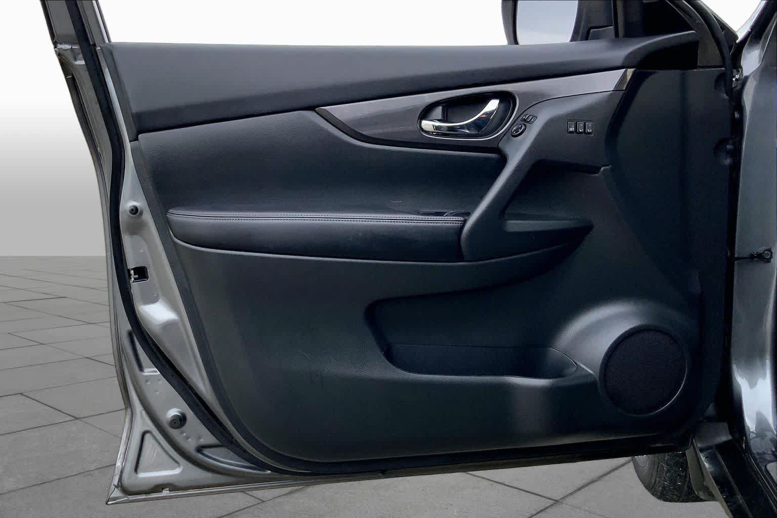 Used 2018 Nissan Rogue SV w/ Premium Package FWD image 21