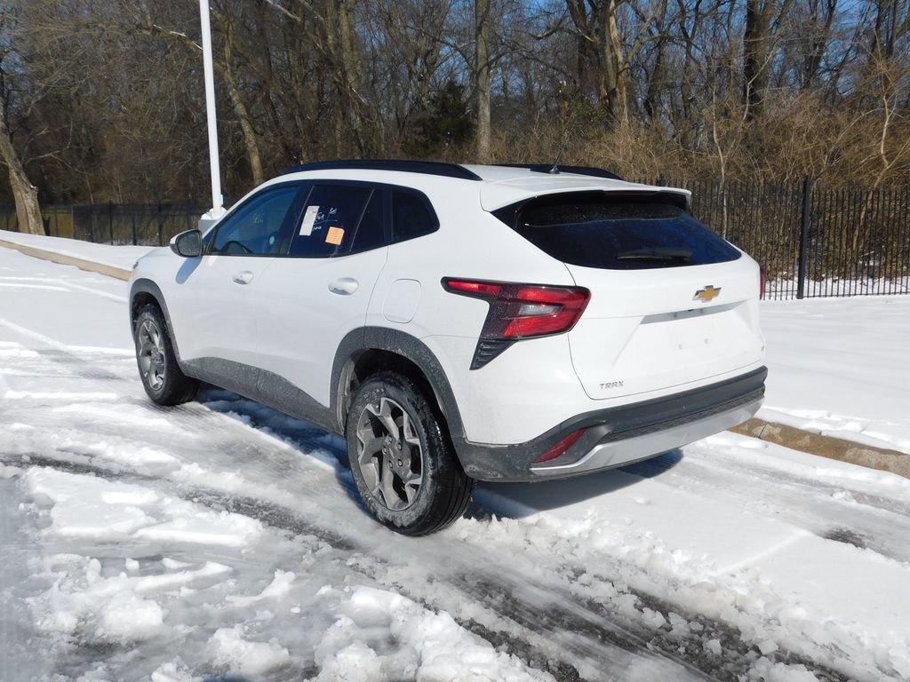 Used 2025 Chevrolet Trax LT w/ LT Convenience Package image 9