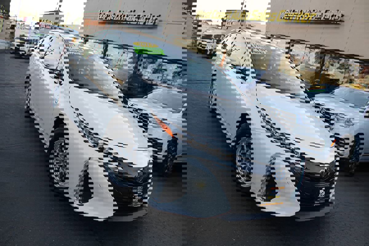 Used 2017 Toyota Prius Prime Premium image 35