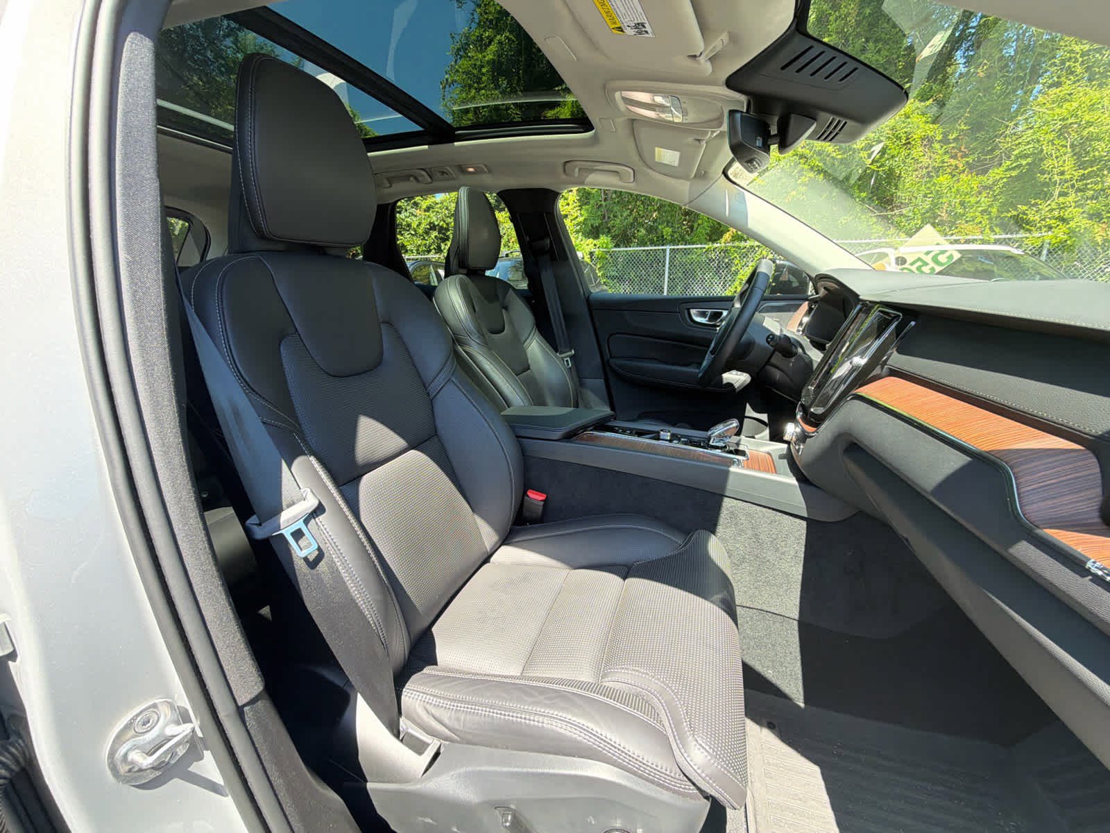 Used 2023 Volvo XC60 B5 Ultimate w/ Climate Package FWD image 19