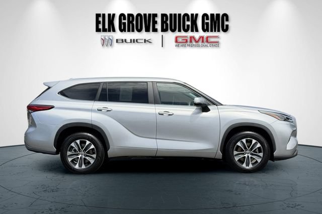 Used 2023 Toyota Highlander XLE FWD image 3