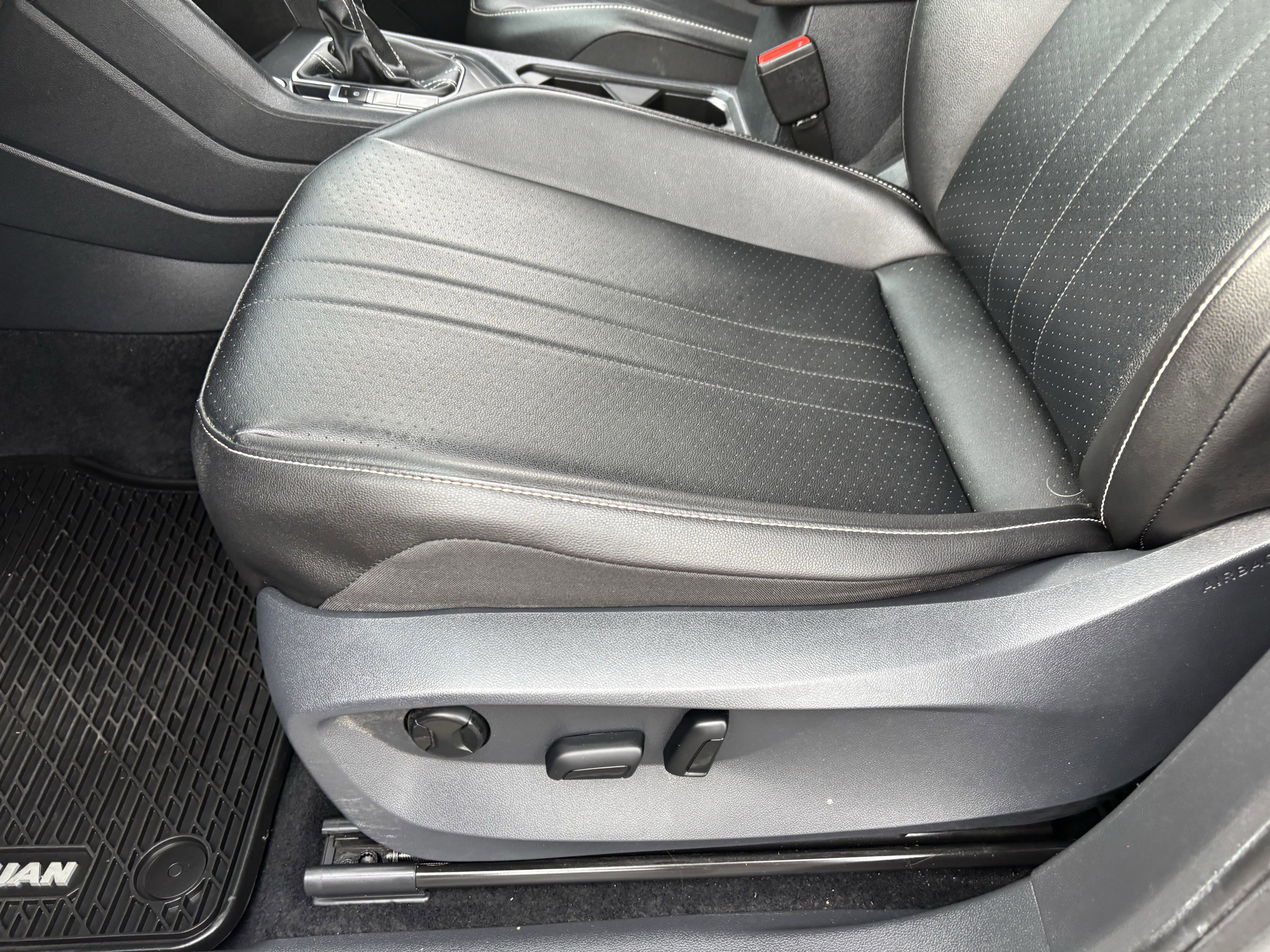 Used 2022 Volkswagen Tiguan SE image 19