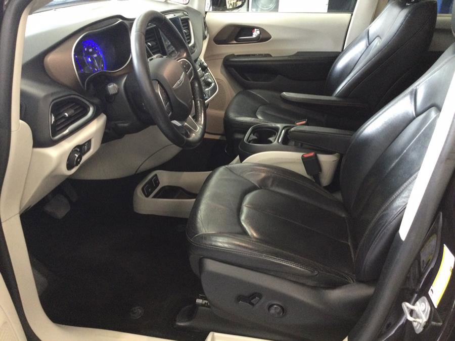 Used 2019 Chrysler Pacifica Touring-L image 20