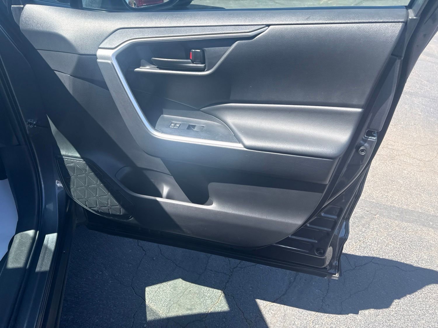 Used 2023 Toyota RAV4 LE AWD/4WD image 4