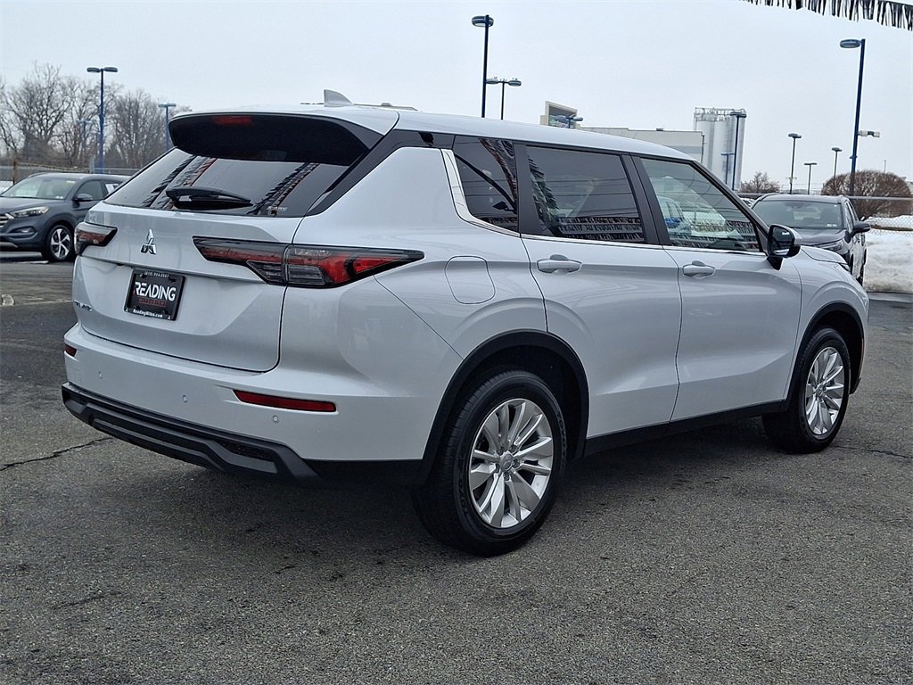 New 2026 Mitsubishi Outlander ES image 4