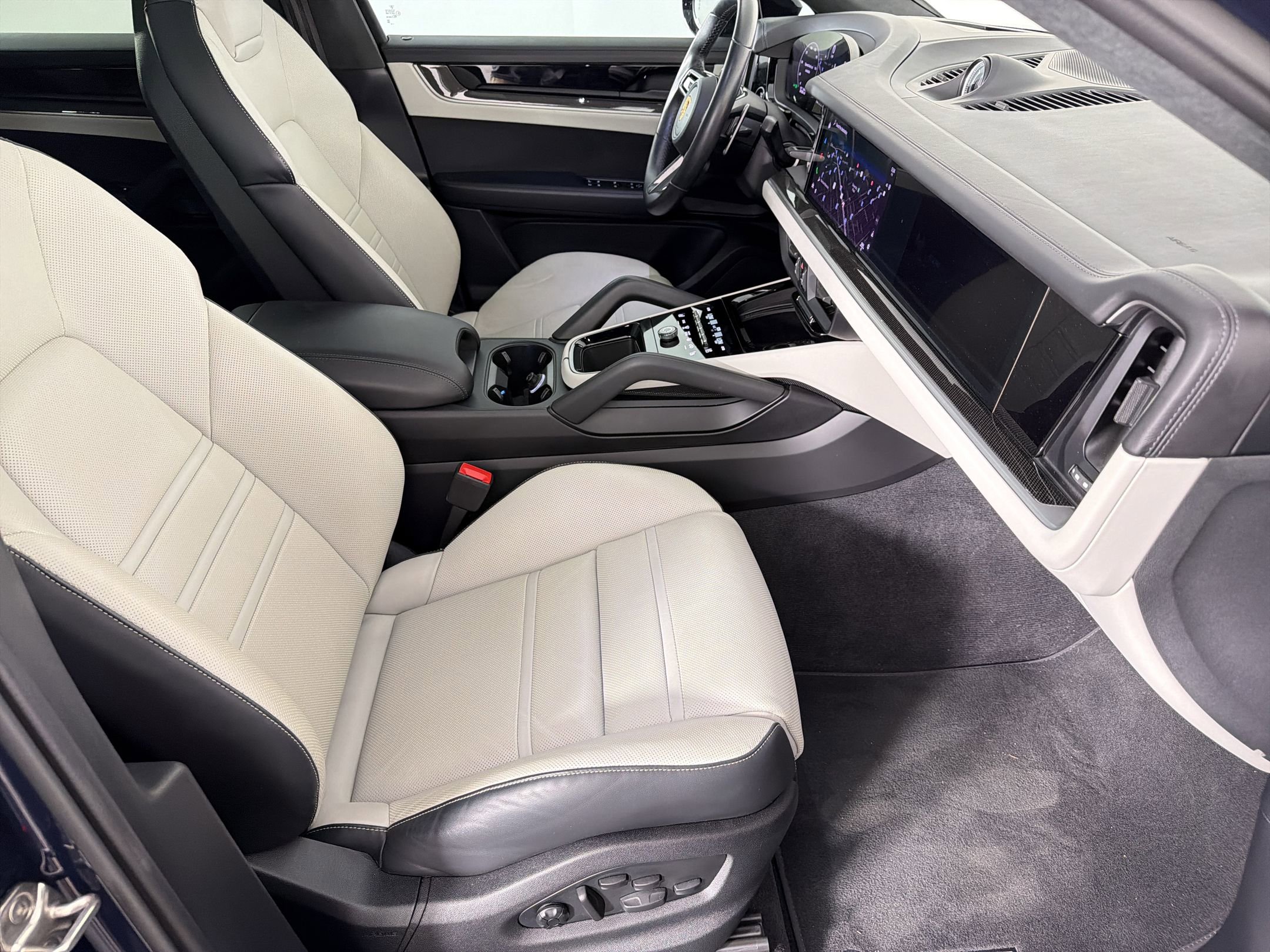 Certified 2024 Porsche Cayenne Turbo AWD/4WD image 30