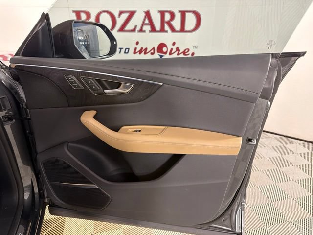 Used 2025 Audi Q8 Prestige AWD/4WD image 32