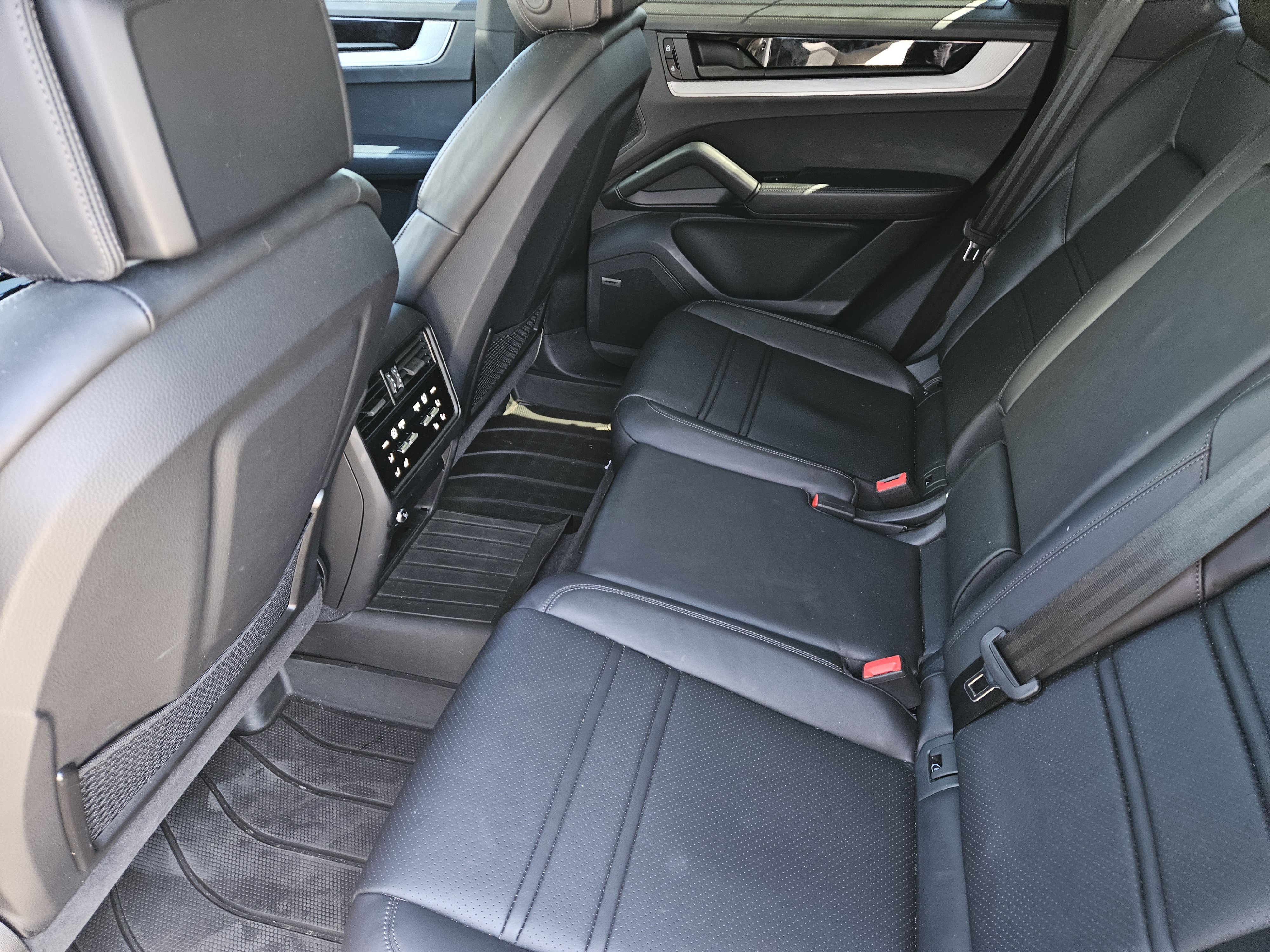 Certified 2025 Porsche Cayenne S AWD/4WD image 28