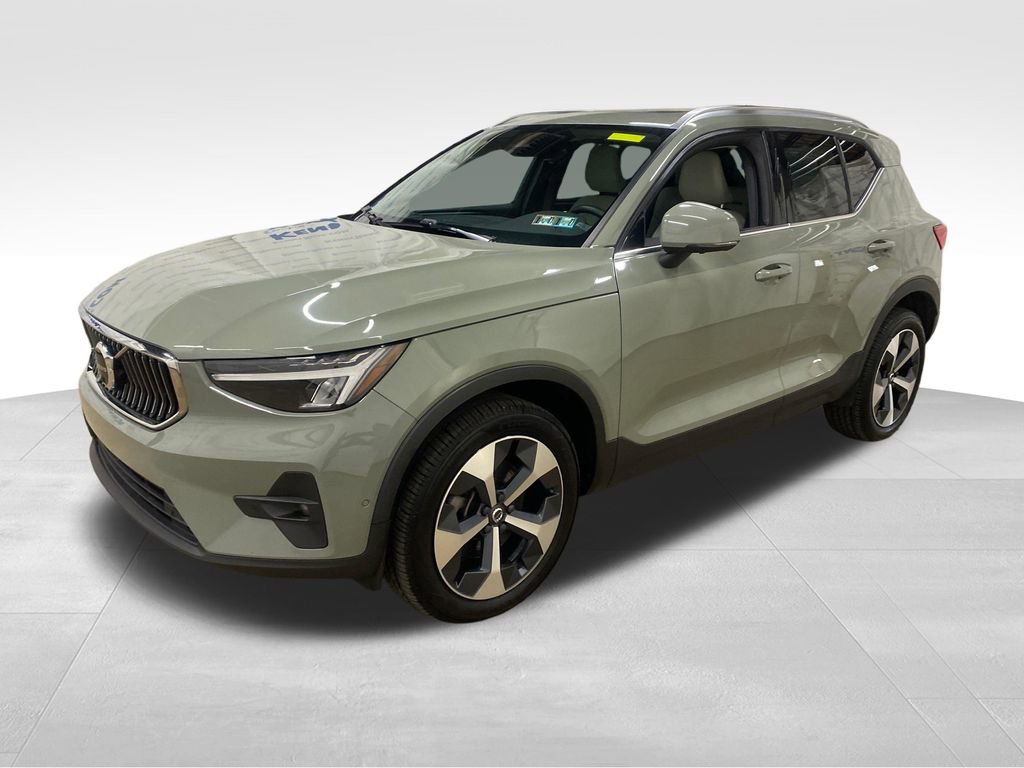 Used 2023 Volvo XC40 B5 Plus w/ Driver Assist Package AWD/4WD image 3