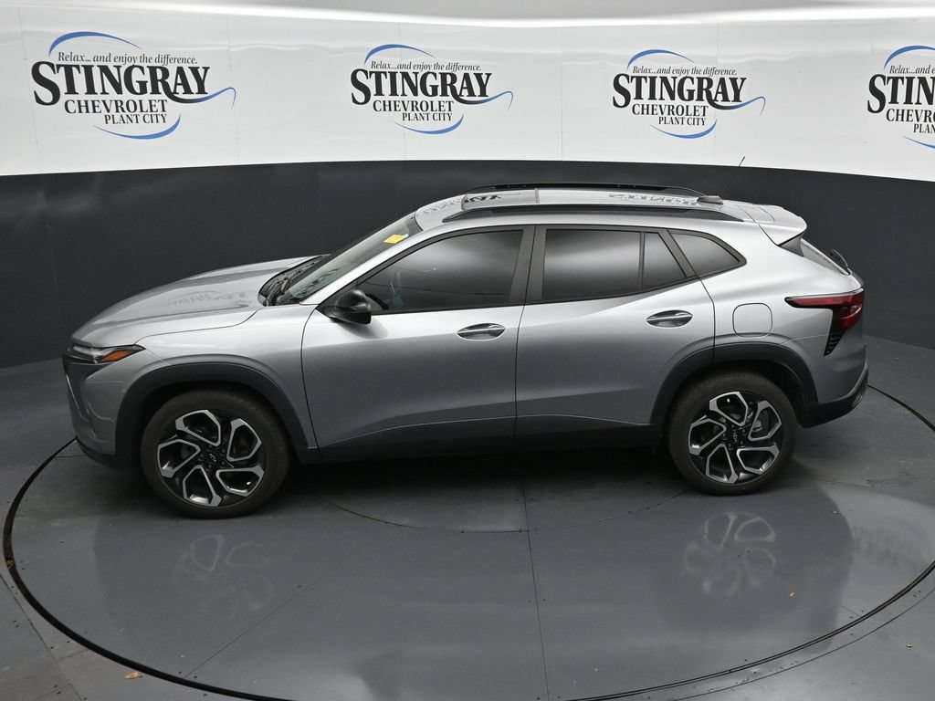 Used 2024 Chevrolet Trax RS w/ Sunroof Package FWD image 21
