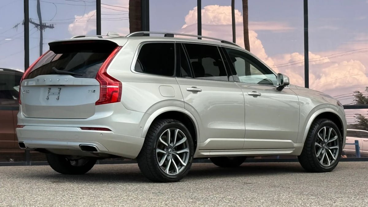 Used 2016 Volvo XC90 T6 Momentum w/ Momentum Plus Package AWD/4WD image 12