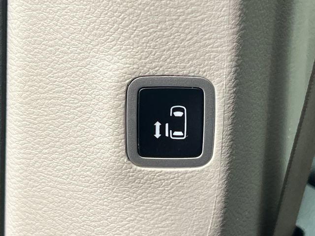 Used 2024 Chrysler Pacifica Touring-L FWD image 35