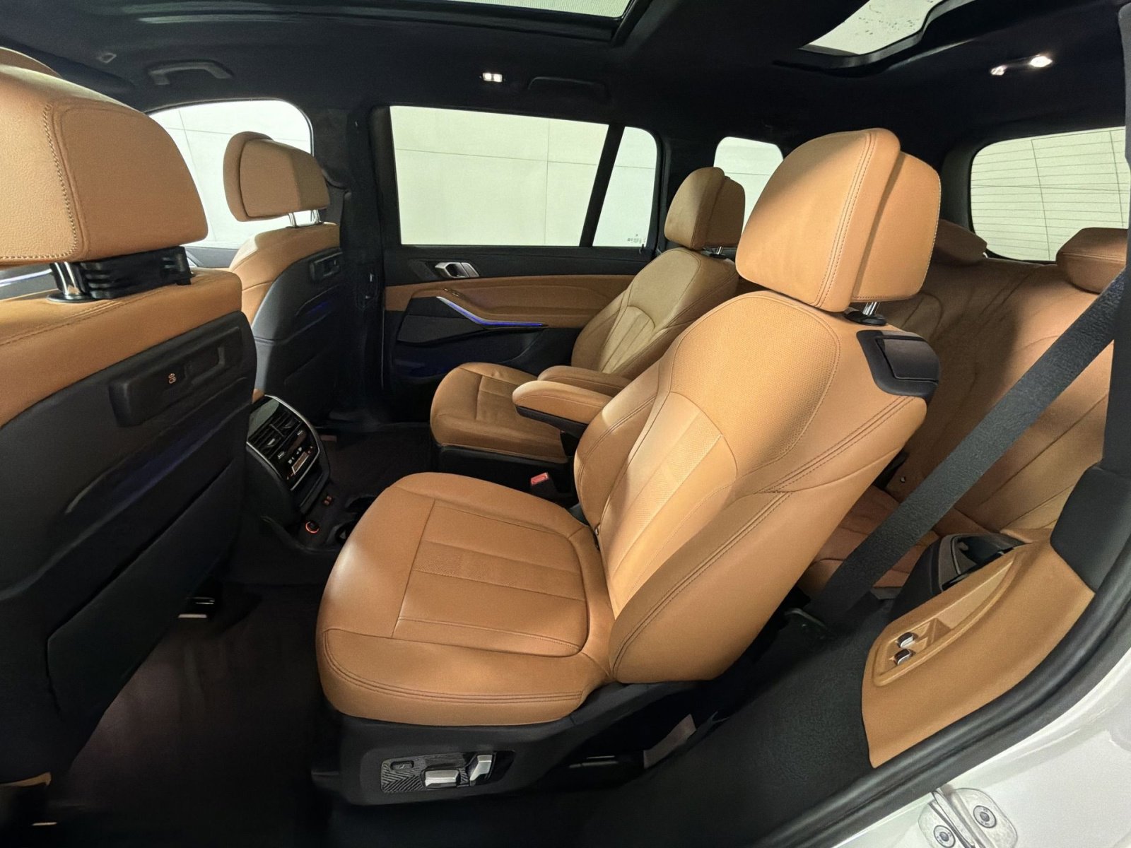 Used 2022 BMW X7 M50i w/ Dynamic Handling Package image 25
