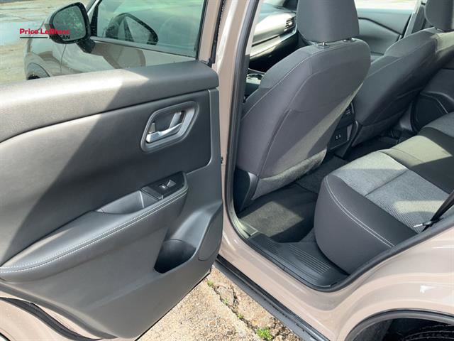 Used 2025 Nissan Rogue SV image 14