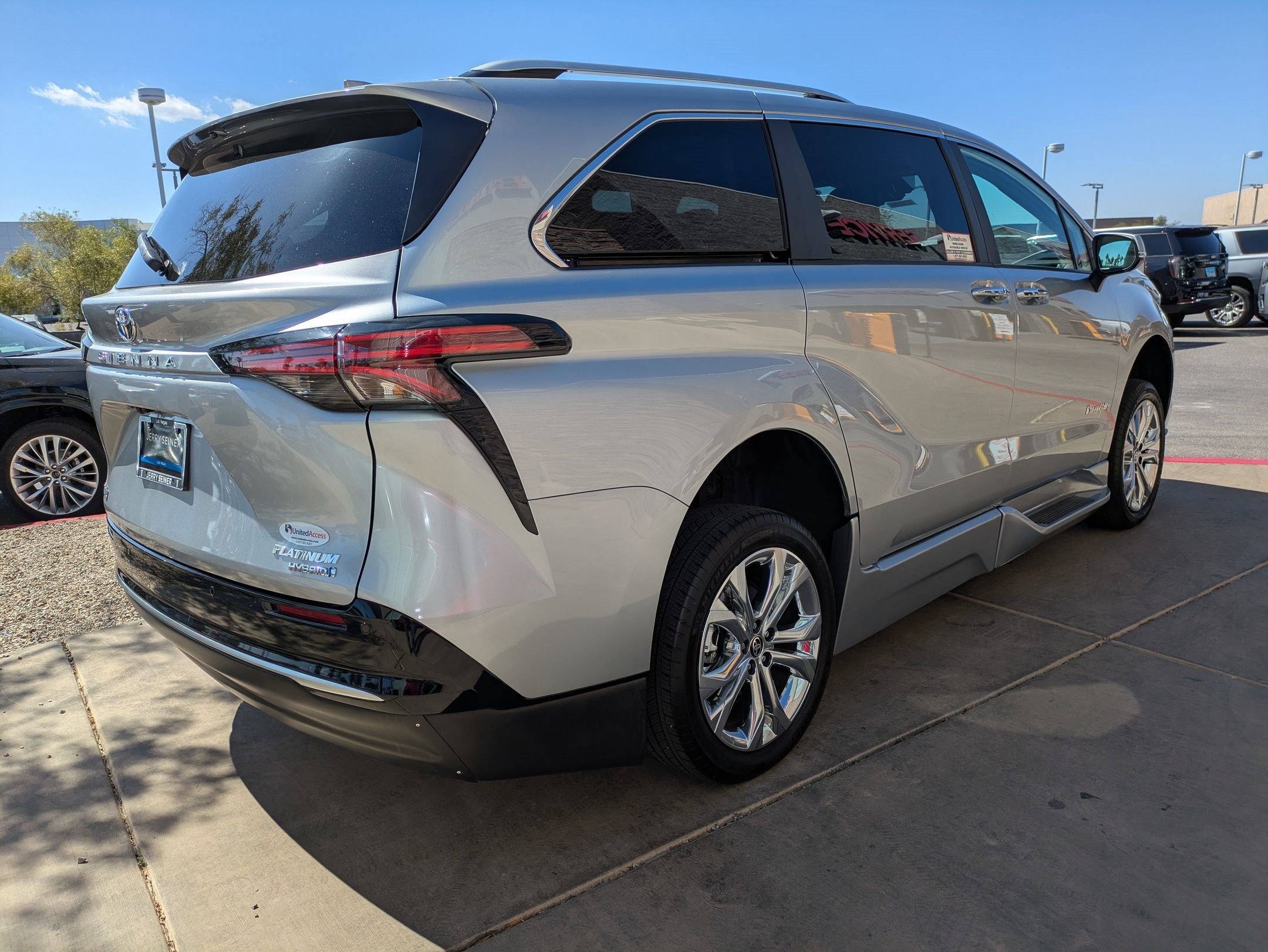 Used 2024 Toyota Sienna Platinum FWD image 5