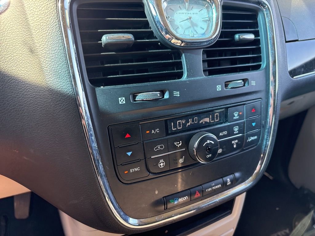 Used 2016 Chrysler Town & Country Touring w/ Driver Convenience Group image 23