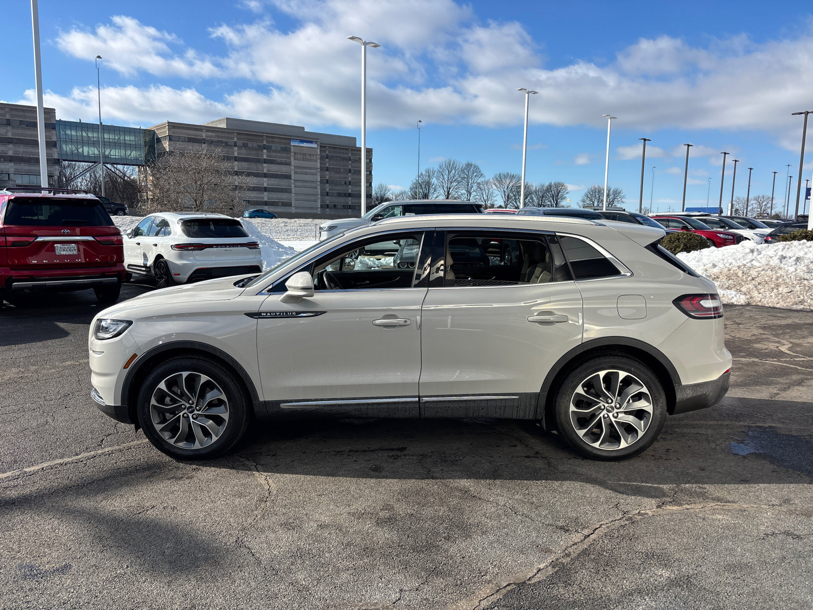 Certified 2022 Lincoln Nautilus Reserve w/ Cargo Utility Package image 4