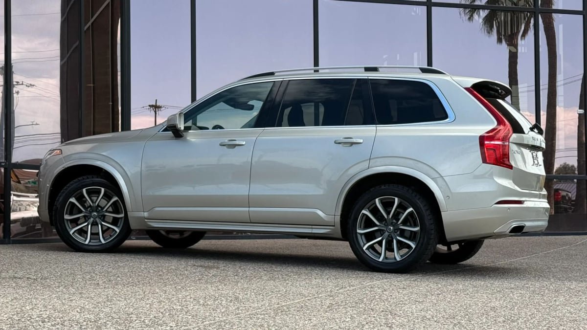 Used 2016 Volvo XC90 T6 Momentum w/ Momentum Plus Package AWD/4WD image 6