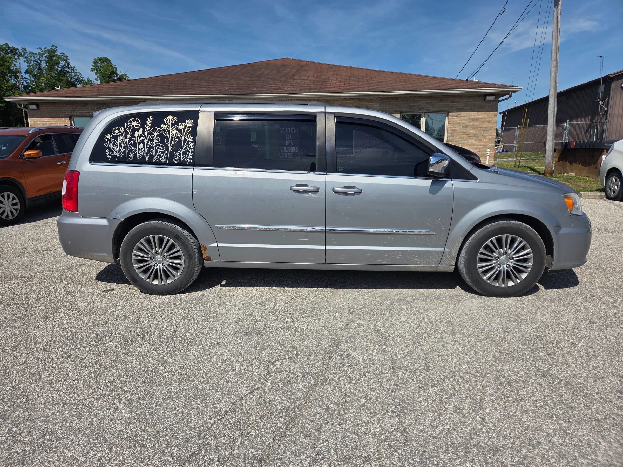 Used 2014 Chrysler Town & Country Touring-L FWD image 4