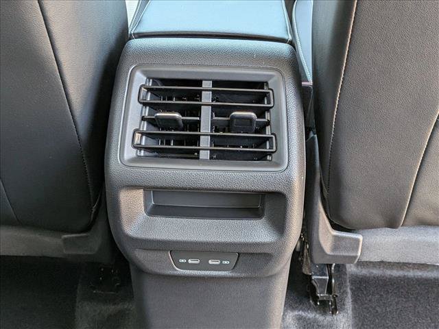 Used 2025 Volkswagen Tiguan SE AWD/4WD image 15