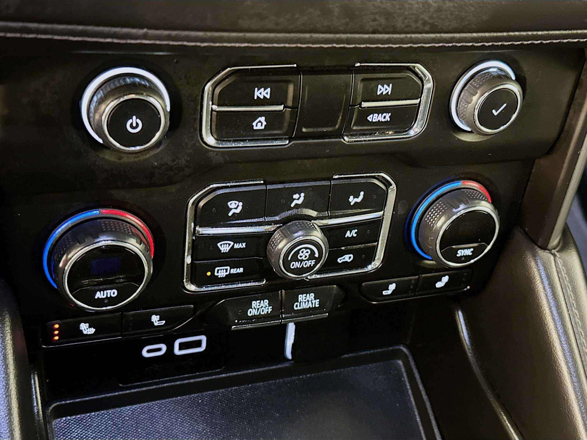 Used 2024 Chevrolet Suburban LT image 24