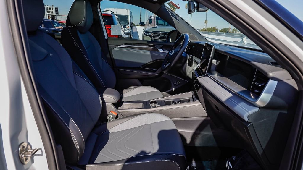 Used 2025 Volkswagen Tiguan SE R-Line image 20