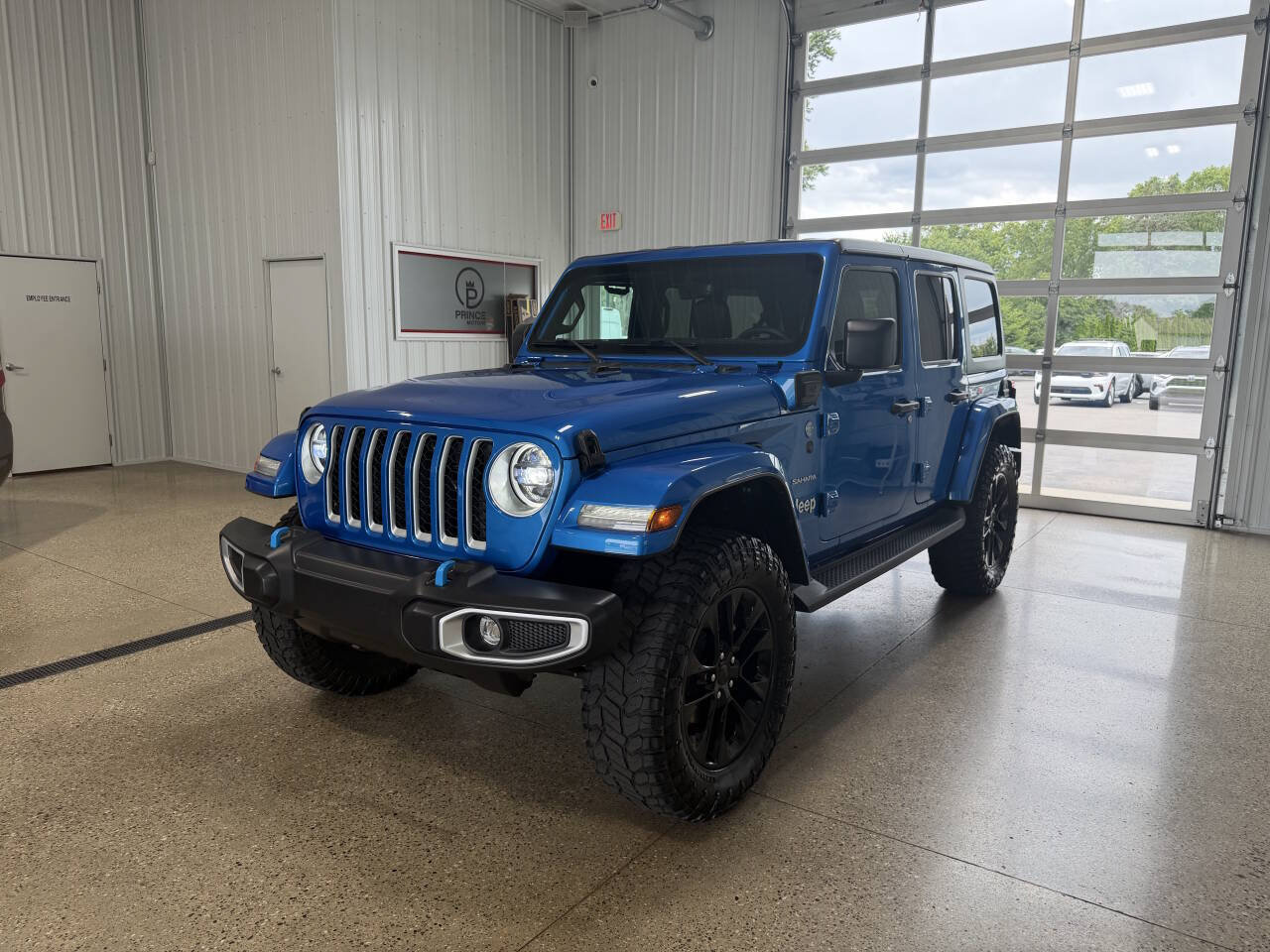 Used 2023 Jeep Wrangler Unlimited Sahara w/ Cold Weather Group AWD/4WD image 2