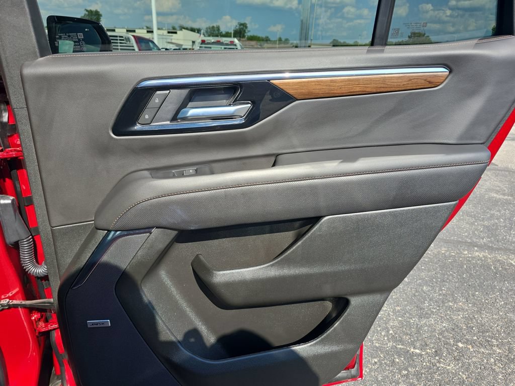 Used 2025 Chevrolet Tahoe High Country AWD/4WD image 18