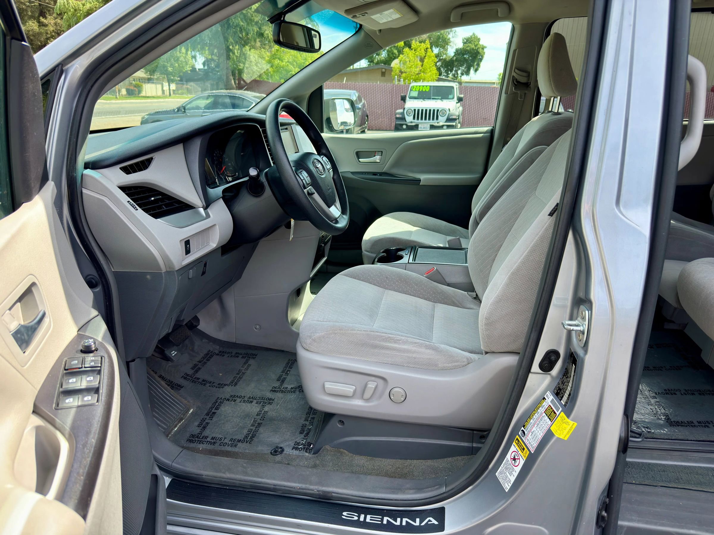 Used 2017 Toyota Sienna LE image 7