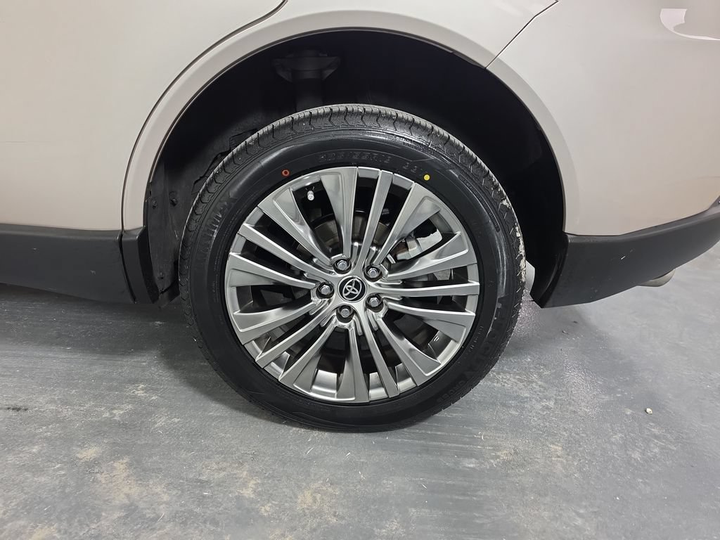 Certified 2023 Toyota Venza XLE AWD/4WD image 36