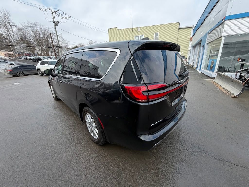 Used 2023 Chrysler Pacifica Touring-L image 3