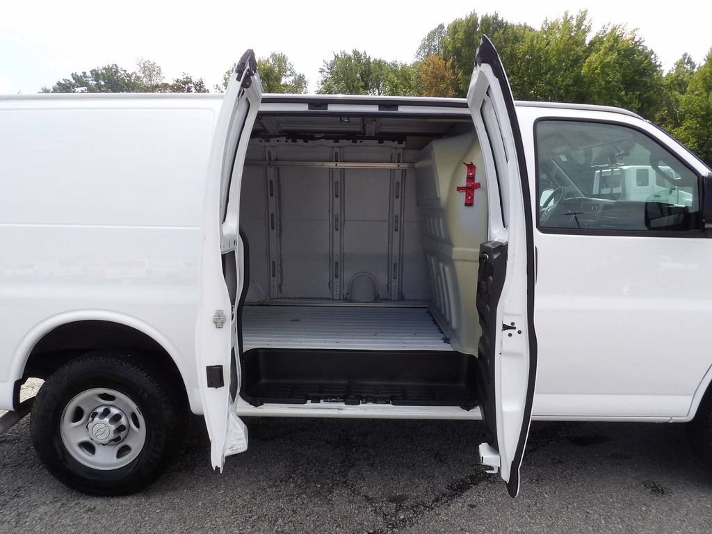 Used 2016 Chevrolet Express 2500 RWD image 25