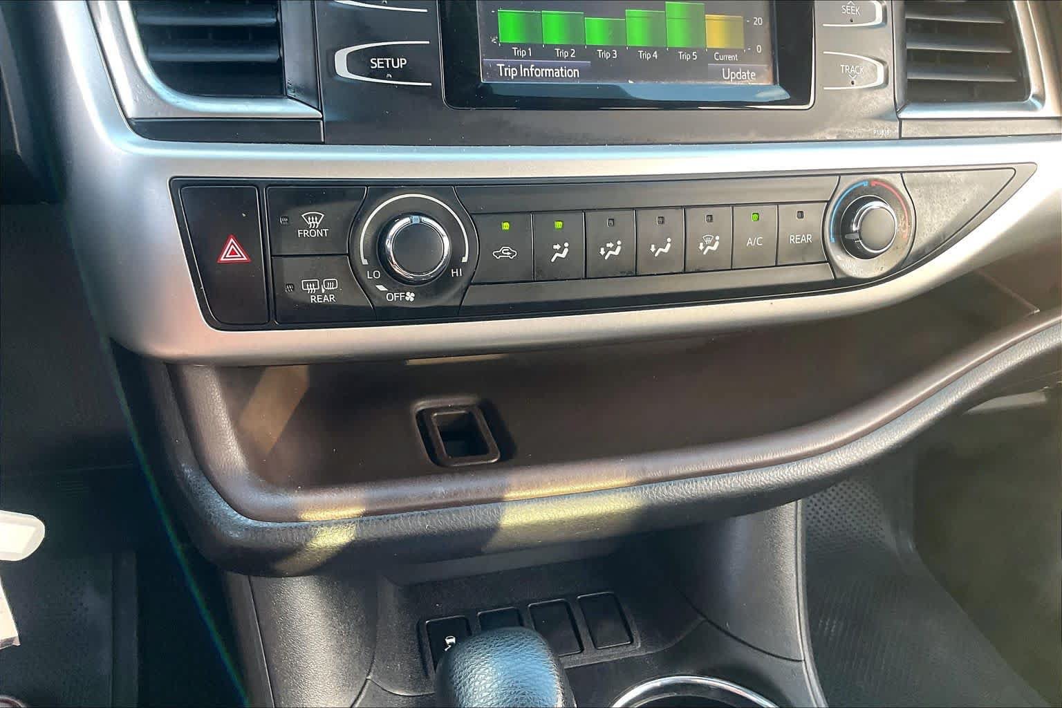 Used 2019 Toyota Highlander LE FWD image 32