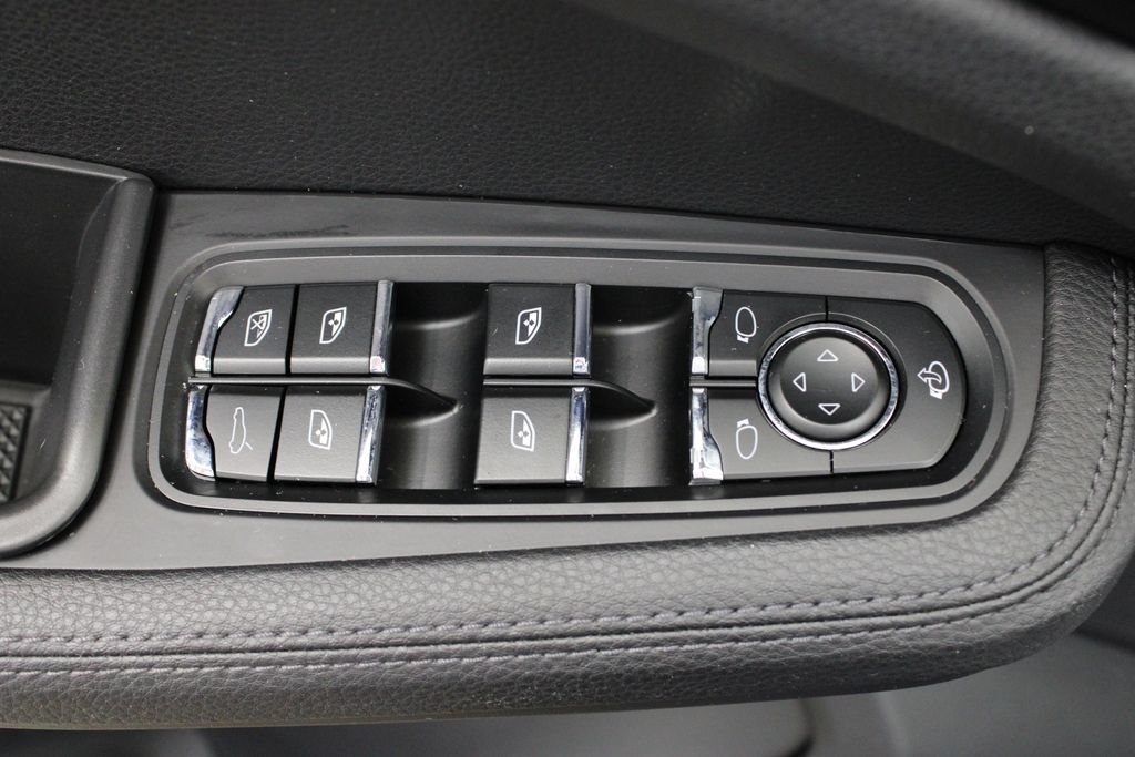 Certified 2023 Porsche Macan AWD/4WD image 23