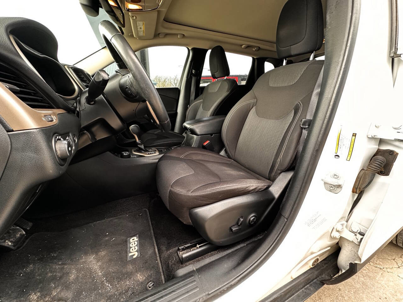 Used 2015 Jeep Cherokee Latitude w/ Comfort/Convenience Group image 18