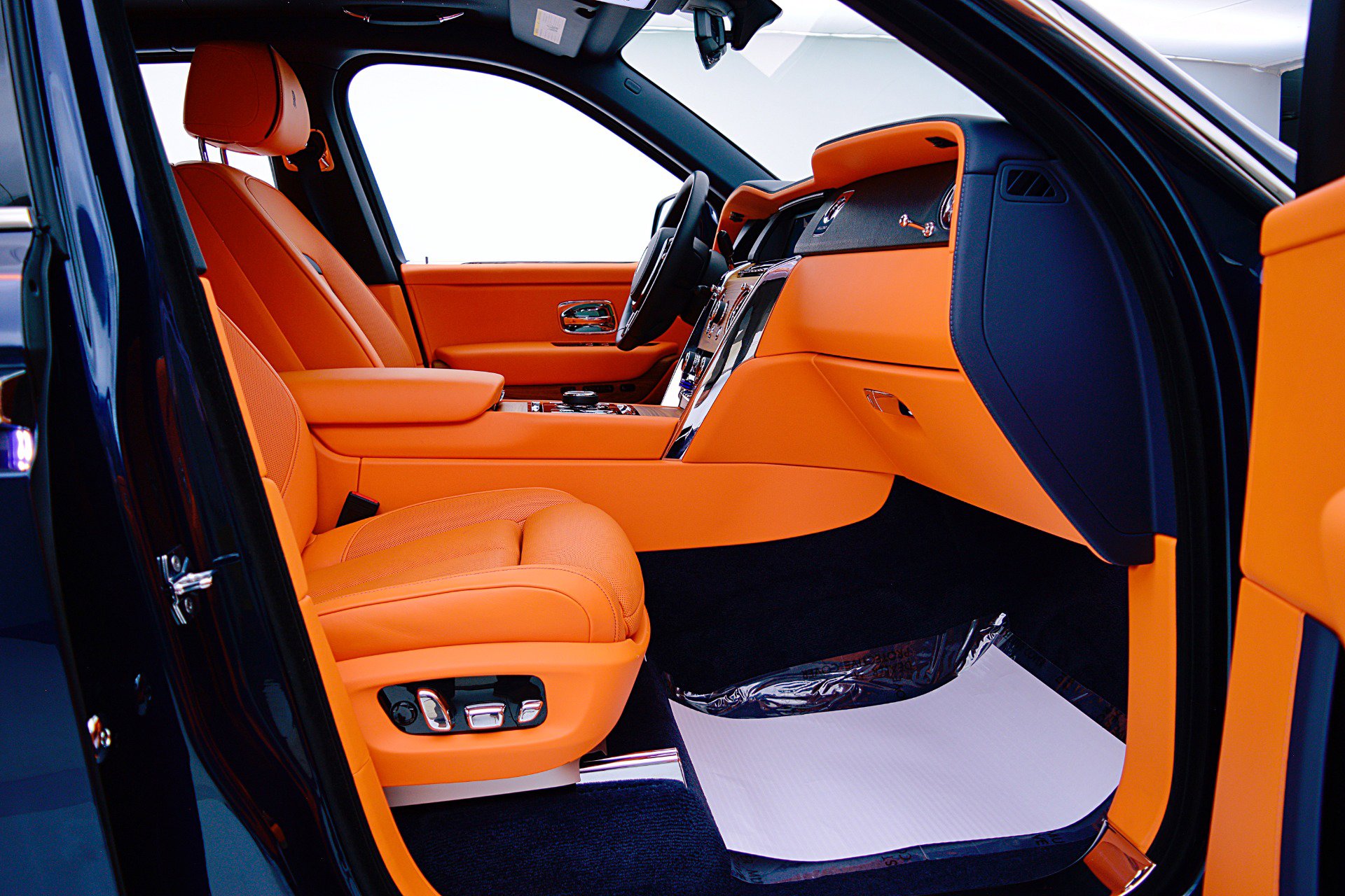 Used 2025 Rolls-Royce Cullinan image 35